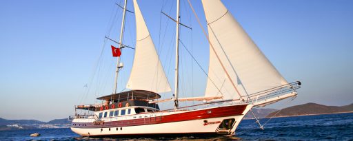 The gulet Oguz Bey travelling under sail off the coast of Turkey